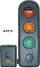 AR-819泊車(chē)器（汽車(chē)倒車(chē)指示雷達(dá)）幫助您每次將車(chē)?？吭谧罴盐恢茫?dāng)您的車(chē)駕駛近時(shí)，在不同距離分別亮紅、黃、綠燈;5米距離綠燈提示,1.5米距離黃燈提示0.5米距離紅燈及警報(bào)提示同時(shí)發(fā)出不同的聲音。


 

