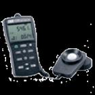  TES-1339專業(yè)級(jí)照度計(jì).0.01Lux 分辨率 / 999,9 位數(shù)讀值 ,均值測(cè)量 / 照度積分測(cè)量,發(fā)強(qiáng)度測(cè)量,扣除雜散光之光源照度測(cè)量,間設(shè)定自動(dòng)鎖定測(cè)量,特之資料記錄及讀值功能(50組),4 位數(shù)雙顯示 LCD,明視函數(shù)光譜反應(yīng) ≦ 6%,測(cè)量范圍自 0.01Lux 至 999900 Lux 、 0.001fc 至 99990 fc ，計(jì) 5 檔自動(dòng)換檔 