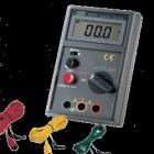 TES-1605數(shù)字接地電阻計(jì).具有量測(cè)大地電壓功能 .資料鎖定,自動(dòng)關(guān)機(jī)功能：當(dāng)電表操作約三分鐘，將會(huì)自動(dòng)關(guān)機(jī)，節(jié)省電源,測(cè)量電流輸出：2mA,可作精密的三極式測(cè)量，也可自行作方便簡(jiǎn)易的二線式測(cè)量,當(dāng)輔助接地釘接地電阻過(guò)高，LCD將顯示警告,設(shè)計(jì)符合IEC1010-1安全規(guī)范 