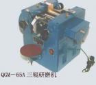 QGM-65A 三輥研磨機(jī) 用途:用于實驗室內(nèi)涂料填加料的粉碎研磨;參數(shù):軋輥尺寸：Ф65×135mm 軋輥轉(zhuǎn)化比：（后中前）1：3：9，中輥轉(zhuǎn)速 ：88r/min;應(yīng)用效果:始料粒度：50~100μm，經(jīng)3~5次研磨后試料顆粒細(xì)度小于18μm.
