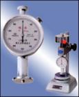 LX-C型微孔材料硬度計是測定壓縮率為50%時應(yīng)力為0.5kg/cm2以上的含有發(fā)泡濟制成的橡塑微孔材料硬度，也可用于類似硬度的其他材料，本計又可稱作Asker-C型橡膠硬度計.刻度盤值：0-100HW.壓針行程：0-2.5mm.壓針端部壓力：0.055N-8.06N.壓針球面：φ5mm
