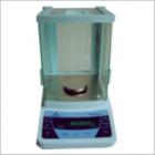 JA-2003 電子精密天平,新一代電磁式稱量傳感器，使產(chǎn)品的精度有了可靠保障。具有全自動故障檢測，自動校準(zhǔn)，超載保護(hù)等多種應(yīng)用程序。電源變壓器外置，減少溫度對天平稱量的影響.內(nèi)置RS232C接口，可直接連接計算機，打印機等。稱量范圍:0-200g.可讀性:1mg.稱盤尺寸:ф80mm
