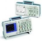 數(shù)字存儲(chǔ)示波器 TDS2012B 顯示： 彩色LCD ，帶寬：100MHz；通道數(shù)量：2  ；每通道取樣速度：1.0 GS/s；記錄長(zhǎng)度：2.5 K 點(diǎn)。通過(guò)前面板USB 端口支持可移動(dòng)數(shù)據(jù)存儲(chǔ)設(shè)備