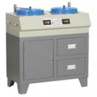 PG-2D型金相試樣拋光機(jī)是在PG-2C金相試樣拋光機(jī)的基礎(chǔ)上作進(jìn)一步的設(shè)計(jì)改進(jìn),由原立式結(jié)構(gòu)設(shè)計(jì)成柜式結(jié)構(gòu)，二個(gè)拋光盤(pán)的轉(zhuǎn)速也由原一種轉(zhuǎn)速分別設(shè)計(jì)成700轉(zhuǎn)/分和900轉(zhuǎn)/分二個(gè)不同轉(zhuǎn)速.拋盤(pán)直徑：220mm
