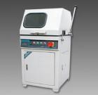 LSQ-100立式試樣切割機(jī)用于切割各種金屬、非金屬材料的樣,以便觀察材料金相、巖相組織。主軸轉(zhuǎn)速：2800轉(zhuǎn)/分鐘．砂輪片規(guī)格：350×2×32mm．最大切割直徑：100mm 
