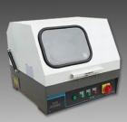 SQ-80 手動(dòng)試樣切割機(jī)用于切割各種金屬、非金屬材料的試樣，以便觀察材料金相、巖相組織。主軸轉(zhuǎn)速：2800轉(zhuǎn)/分鐘．砂輪片規(guī)格：250×2×32mm．最大切割直徑：80mm 
