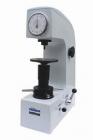 HR-150A型洛氏硬度計  可測定硬質(zhì)合金、淬火鋼及未經(jīng)淬火鋼材的洛氏硬度值。測量范圍：20-88HRA，20-100HRB，20-70HRC
試驗力：588.4、980.7、1471牛頓（60、100、150公斤力）試樣允許最大高度：170毫米，壓頭中心至機(jī)壁距離：135毫米
