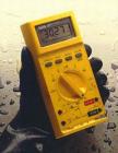 Fluke 27 數(shù)字/模擬多用表 3200字的精度和分辨率數(shù)字顯示 
31段模擬條形圖，可用于快的尖峰信號測量、零點調(diào)節(jié)和電容檢查 ,工作環(huán)境為溫度從-15°C 到 55°C (5°F 到 131°F) ，95% 的相對濕度 