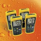 Fluke 50 系列II 溫度計(jì)  帶相對(duì)時(shí)間標(biāo)記的最小值、最大值和平均值，為主要事件提供時(shí)間參考 電子補(bǔ)償功能可以補(bǔ)償熱電偶誤差，最大限度地提高整體準(zhǔn)確度  測(cè)量J、K、T和E型熱電偶 