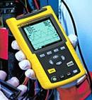 Fluke 43B 電能質(zhì)量分析儀 電壓、電流和功率諧波 高達(dá)51次的諧波 總諧波失真（THD） 每次諧波的相位角 瓦特、功率因數(shù)、位移功率因數(shù)、伏安和乏 電壓和電流波形 