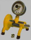 Elcometer1970 PFCV--便攜式工地校準(zhǔn)檢定裝置是用來確認(rèn)所使用的附著力測量儀校準(zhǔn)的一種理想工具，可用于Elcometer PATTM、Elcometer 106、Elcometer 108等型號的附著力測量儀。將合適的拉棒與校準(zhǔn)證裝置相連，拉動附著力測量儀，比較測量儀與校準(zhǔn)證裝置上的讀數(shù)。


