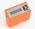 Elcometer 406L 統(tǒng)計(jì)型微型光澤度儀是一個手持式的測量平面光澤的測量儀。有單角度60°統(tǒng)計(jì)型和20°/60°雙角度統(tǒng)計(jì)型。通過向被測物體發(fā)射一定角度的持續(xù)光線束，監(jiān)測反射的光線來測量光澤度.
