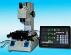 JGX-1S數(shù)顯工具顯微鏡用途

JGX-1S型數(shù)顯工業(yè)測量顯微鏡，是一種多用途的光學機械式兩維坐標精密測量儀器，該產(chǎn)品可廣泛用于機械制造，紡織機械加工的檢測；電子行業(yè)、集成線路線寬及其它精密零件測試；冶金工業(yè)的礦石標本，印刷制版加工的檢測；以及計量部門、大專院校、科研部門各類精密加工件的測試使用等。儀器具有下列主要功能和特點：

1．工作臺可作360度轉(zhuǎn)動，縱橫滑板采用精密鋼珠導軌結(jié)構(gòu)，有效測程均為0-50mm，測量數(shù)據(jù)可靠，使用壽命長。

2．采用顯微鏡測角度盤結(jié)構(gòu)，測角目鏡配米字線分劃板，適于被測件角度的量測。另可選配數(shù)碼電子目鏡連接，電腦做圖像處理及計算，十分方便；配數(shù)碼電子視頻目鏡，直接用電視演示觀察檢測全過程。

