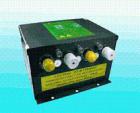斯萊德SL-007A高壓電源供應(yīng)器電壓的大小分為：4.6KV、5.6KV、7.0KV三種，可提供4組高壓電源輸出供離子風(fēng)槍、離子風(fēng)咀、離子風(fēng)蛇、離子棒等使用，可方便的根據(jù)標(biāo)識(shí)和安裝說(shuō)明進(jìn)行連接靜電消除器，斯萊德高壓電源供應(yīng)器具有短路保護(hù)功能，安全、方便。 