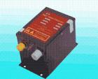 斯萊德SL-009高壓電源供應(yīng)器電壓為7.0KV，可提供2組高壓電源輸出供離子鋁棒、離子風(fēng)鋁棒、離子風(fēng)簾等使用，可方便的根據(jù)標(biāo)識(shí)和安裝說(shuō)明進(jìn)行連接靜電消除器，斯萊德高壓電源供應(yīng)器具有短路保護(hù)功能，安全、方便。 