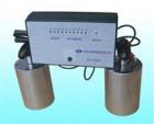 斯萊德Dr.Schneider pc SL-030A重錘式表面電阻測試儀是通過測量防靜電產(chǎn)品的電阻，從而檢測防靜電產(chǎn)品的防靜電能力，SL-030A重錘式表面電阻測試儀遵循ASTM標準D-257測試方法，測試時只需把兩個重錘放置在需要測量的物體表面及按下紅色的按鍵，儀器上的十個103Ω-1012ΩLED燈將其中一個測試數(shù)值亮起，亮起的LED燈即為所測物的表面電阻值。 注：SL-030A重錘式表面電阻測試儀不能測表面值超過1012Ω的物體 
